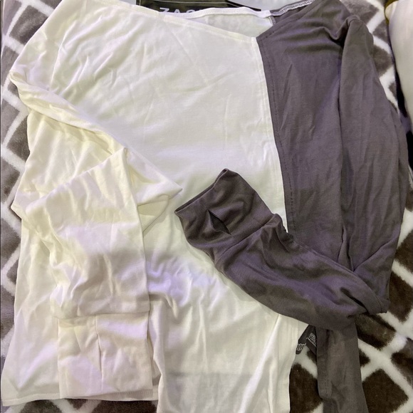 Long sleeves with asymmetrical neckline and contrast color - Picture 3 of 6